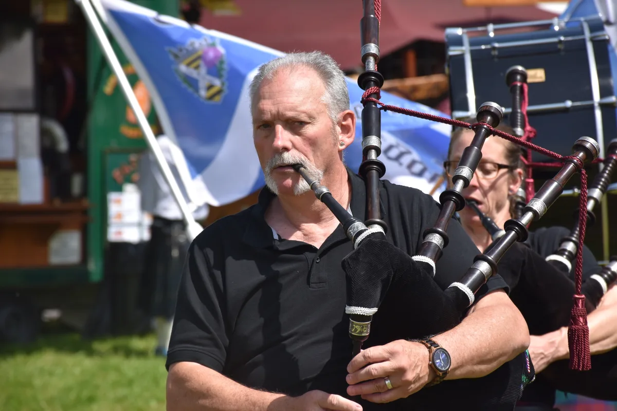 Ein Mann spielt auf dem Dudelsack.